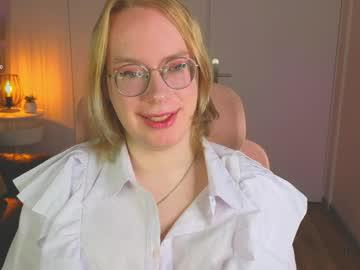 Watch amanda_butlerr performing live on BoomCams free cam network