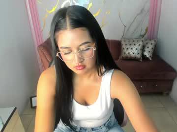 Watch anniee_kors performing live on BoomCams free cam network