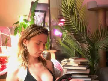 Watch arianna_richi performing live on BoomCams free cam network