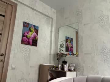 Watch crystalstipp performing live on BoomCams free cam network