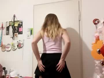 Watch dozyzip performing live on BoomCams free cam network