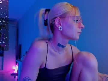Watch elli_26 performing live on BoomCams free cam network
