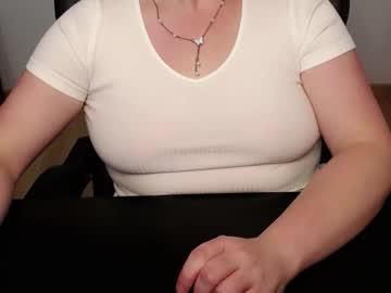 Watch elly_petite performing live on BoomCams free cam network