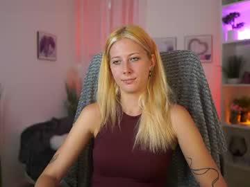 Watch emilyswannn performing live on BoomCams free cam network