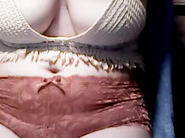 Watch extremelydmilkyboobs performing live on BoomCams free cam network