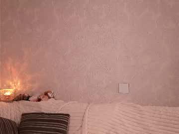 Watch hi_miraa performing live on BoomCams free cam network