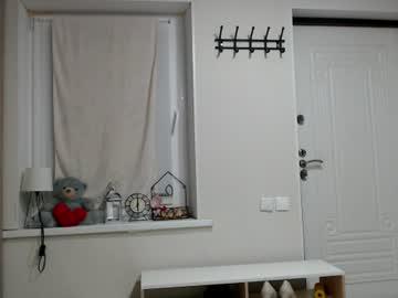 Watch increible_della performing live on BoomCams free cam network