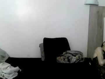 Watch jeukhieqzkke performing live on BoomCams free cam network
