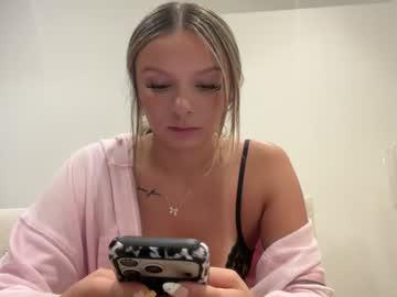 Watch kateevanss_ performing live on BoomCams free cam network