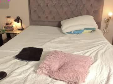 Watch kinkyelise performing live on BoomCams free cam network