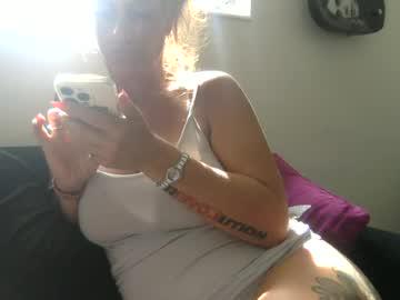 Watch koyoteej performing live on BoomCams free cam network