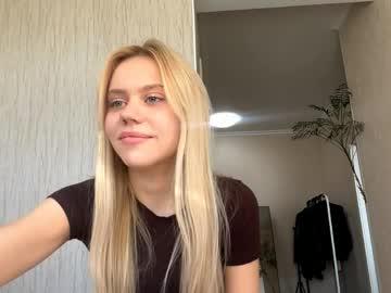 Watch kristifelicien performing live on BoomCams free cam network