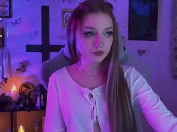 Watch lii_luu performing live on BoomCams free cam network