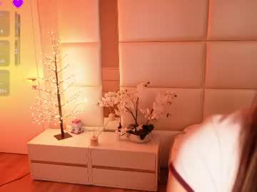 Watch lilly_colins performing live on BoomCams free cam network
