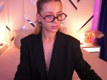 Watch loveedove performing live on BoomCams free cam network