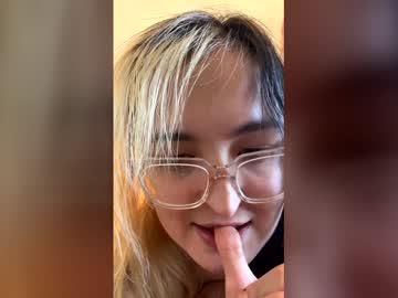 Watch makayla2486568 performing live on BoomCams free cam network
