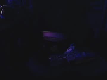 Watch makingmeedge performing live on BoomCams free cam network