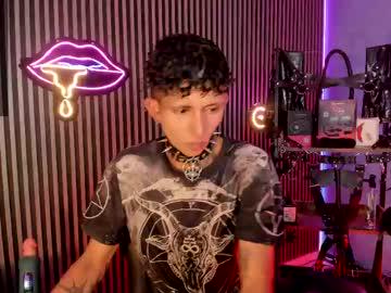 Watch maximoking26 performing live on BoomCams free cam network