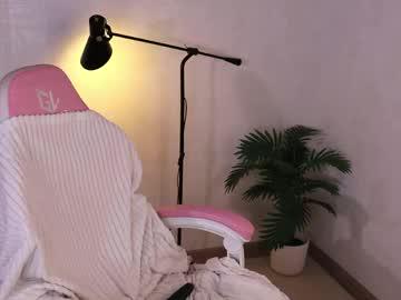 Watch mia_frizz performing live on BoomCams free cam network
