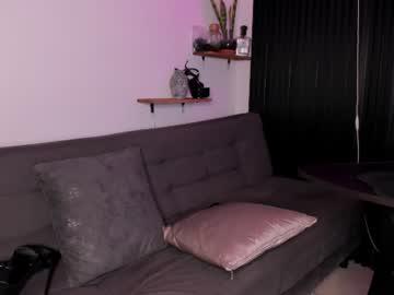 Watch mia_ravenn performing live on BoomCams free cam network