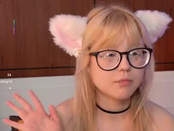 Watch moliqin performing live on BoomCams free cam network