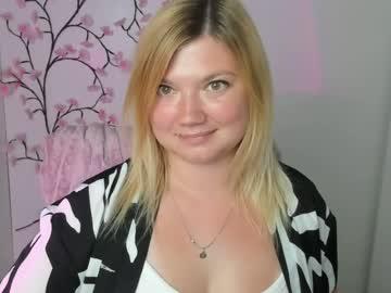 Watch molly_moree performing live on BoomCams free cam network