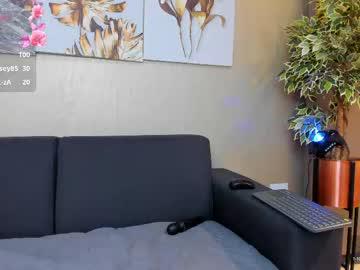 Watch valenmilan performing live on BoomCams free cam network
