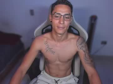 Watch wexx_ performing live on BoomCams free cam network