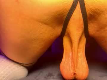 Watch your_raven performing live on BoomCams free cam network