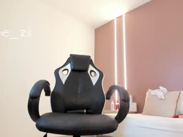 Watch zoee_zi performing live on BoomCams free cam network
